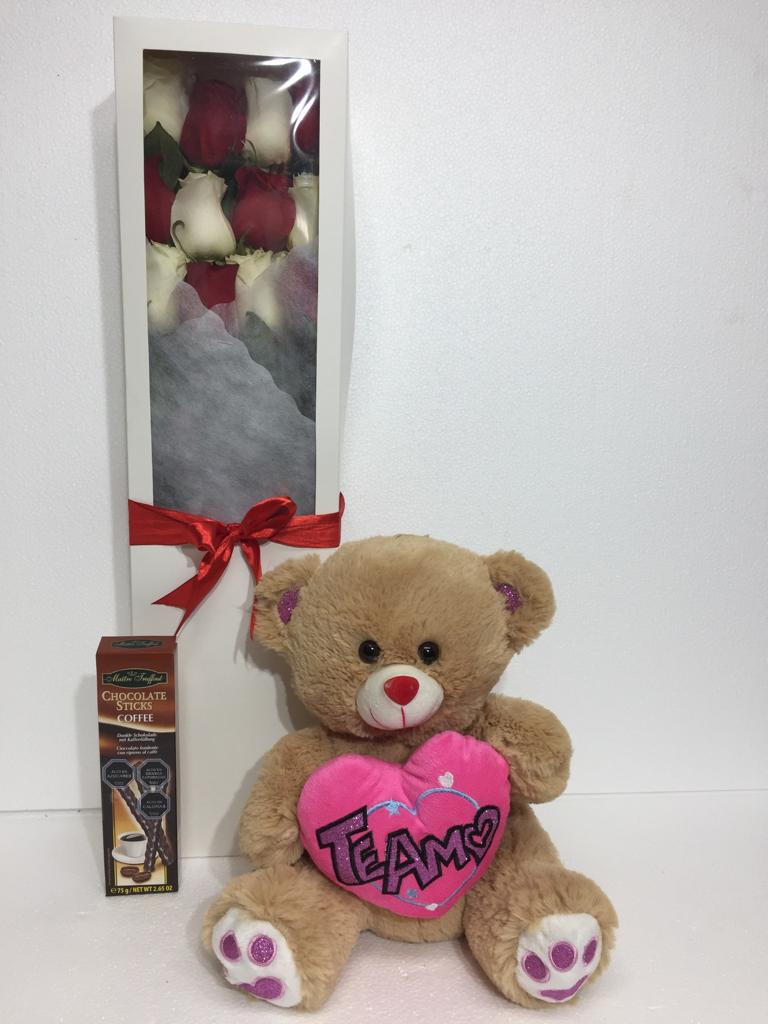 Caja de 12 Rosas ms Palitos de Chocolate 75 Grs y Peluche con corazn 30 cm